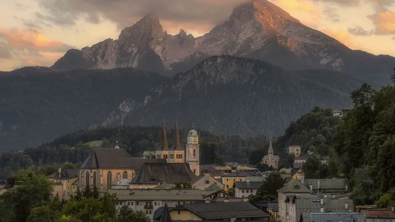 Der Markt Berchtesgaden mit seinen Kirchtürmen vor dem Watzmann im Abendlicht