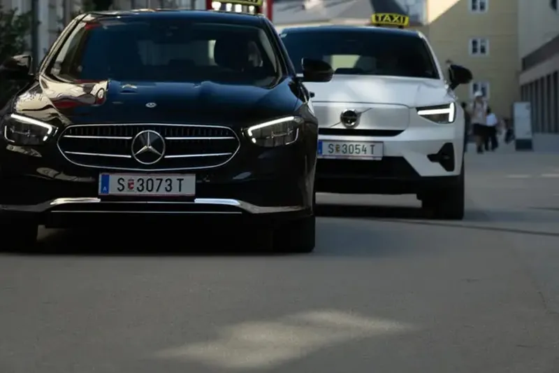 Zwei Taxis der Flotte nebeneinander in einer Salzburger Straße