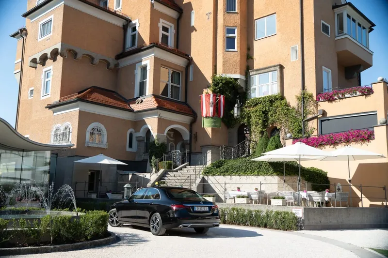 Mercedes E-Klasse Taxi in der Vorfahrt eines Salzburger Hotels