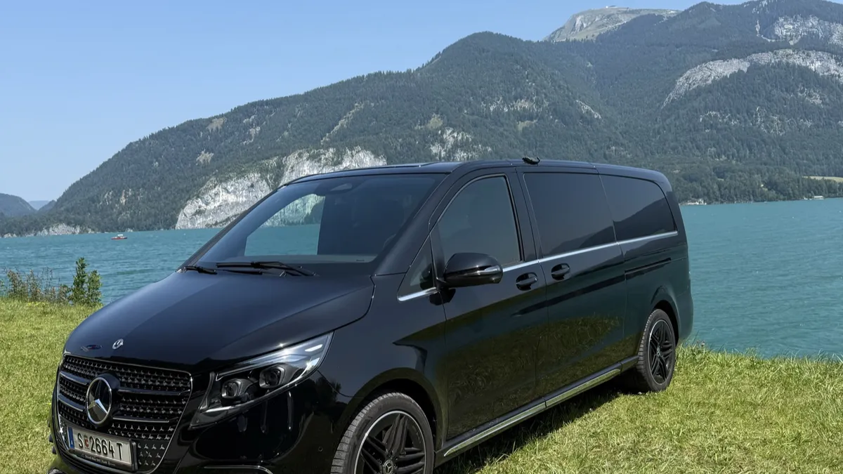 Mercedes V-Klasse Van auf einer Wiese am Ufer des Wolfgangsees