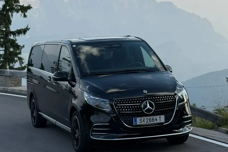 Mercedes V-Klasse Van am Rand einer Bergstraße vor alpiner Kulisse