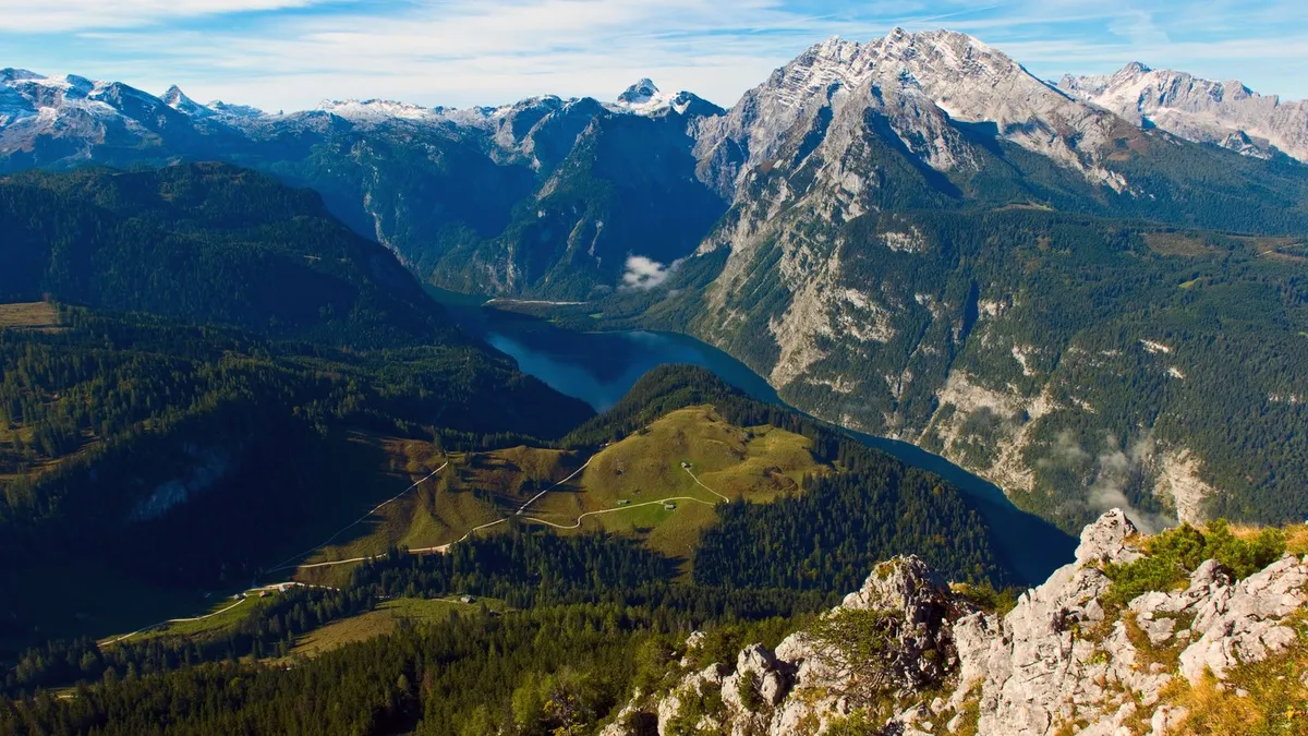 Der tiefblaue Königssee von oben, eingerahmt von den Steilwänden des Watzmanns