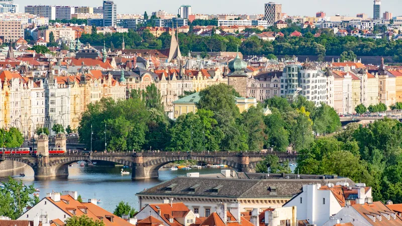 Blick über die Moldau auf die Prager Neustadt mit der Brücke der Legionen