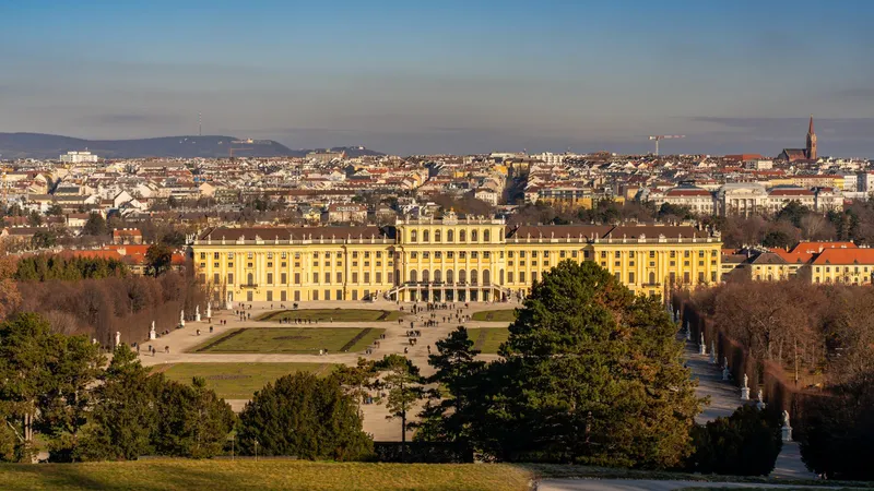 Schloss Schönbrunn in Wien, von der Gloriette über den Schlosspark gesehen