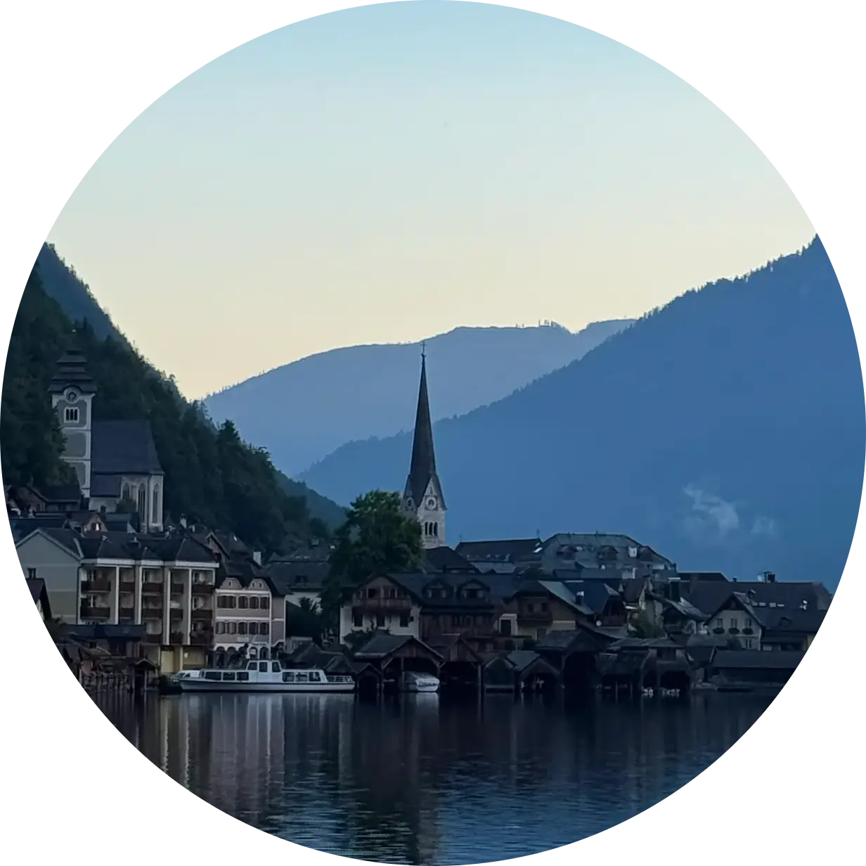 Ausflugsziele Salzburg – Hallstatt am See mit Bergpanorama